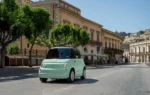 Fiat Topolino Dolcevita électrique avec sa capote en toile ouverte en ville.