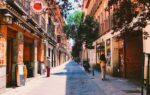 Une rue espagnole à espace partagé où piétons et véhicules circulent au même niveau.