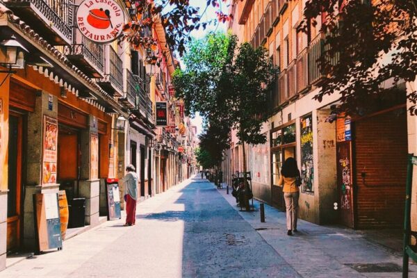 Une rue espagnole à espace partagé où piétons et véhicules circulent au même niveau.