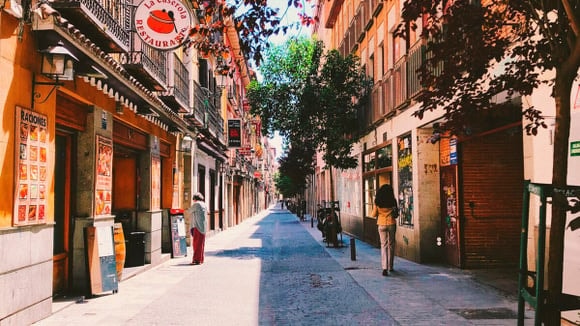 En Espagne, à compter du 1er octobre, les automobilistes devront céder le passage aux piétons même en l’absence de passage piéton dans certaines rues.