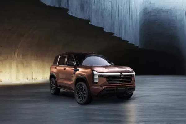 Le Mitsubishi Pajero 2027 présenté dans sa nouvelle configuration de grand 4x4 à sept places.