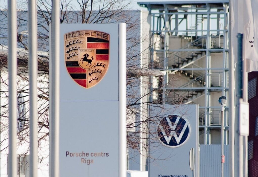 Les logos de Volkswagen et Porsche illustrent la révision des objectifs financiers du groupe pour 2026.