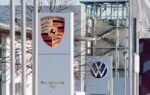 Les logos de Volkswagen et Porsche illustrent la révision des objectifs financiers du groupe pour 2026.