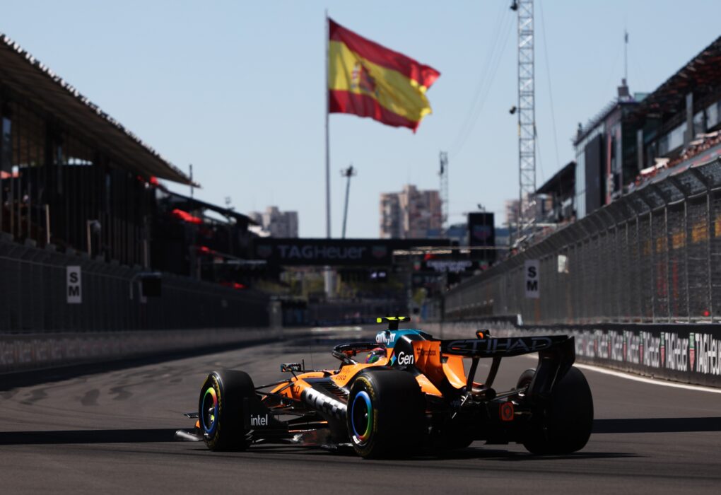 Une monoplace McLaren de Formule 1 en piste lors du GP d’Azerbaïdjan à Bakou.