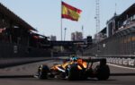 Une monoplace McLaren de Formule 1 en piste lors du GP d’Azerbaïdjan à Bakou.