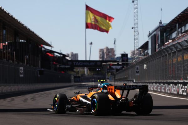 Une monoplace McLaren de Formule 1 en piste lors du GP d’Azerbaïdjan à Bakou.