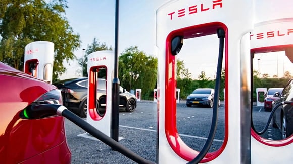 Les bornes de recharge se multiplient dans certains États américains, entre réseau Tesla et réseau public.