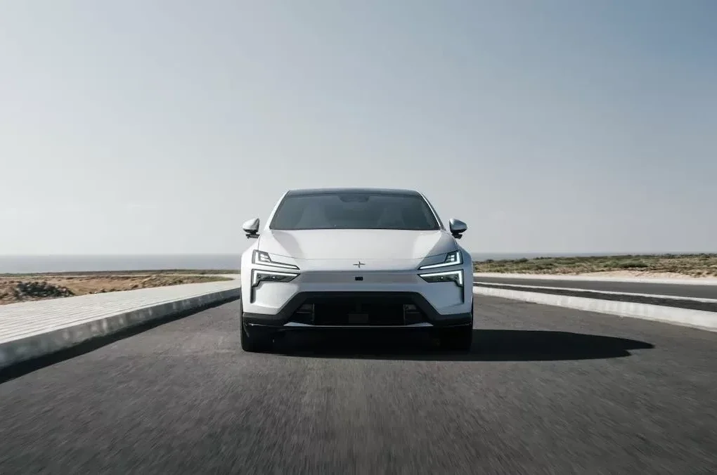 La nouvelle Polestar 4 SUV électrique avec sa poupe verticale, sa lunette arrière et ses barres de toit.