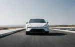 La nouvelle Polestar 4 SUV électrique avec sa poupe verticale, sa lunette arrière et ses barres de toit.