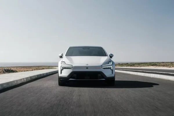 La nouvelle Polestar 4 SUV électrique avec sa poupe verticale, sa lunette arrière et ses barres de toit.