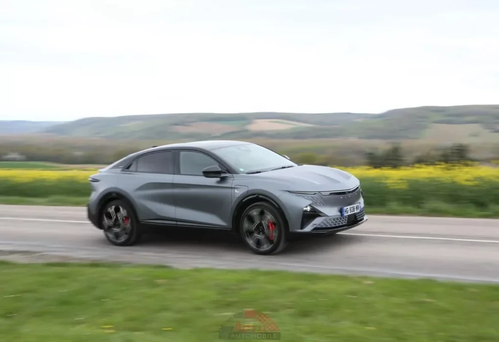 Une Alpine A390 électrique photographiée sur la route.