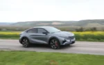 Une Alpine A390 électrique photographiée sur la route.