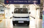 Un Ford Transit City électrique présenté dans sa configuration de fourgon utilitaire.