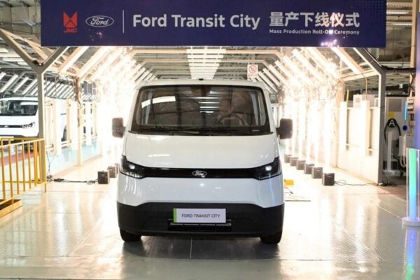Un Ford Transit City électrique présenté dans sa configuration de fourgon utilitaire.