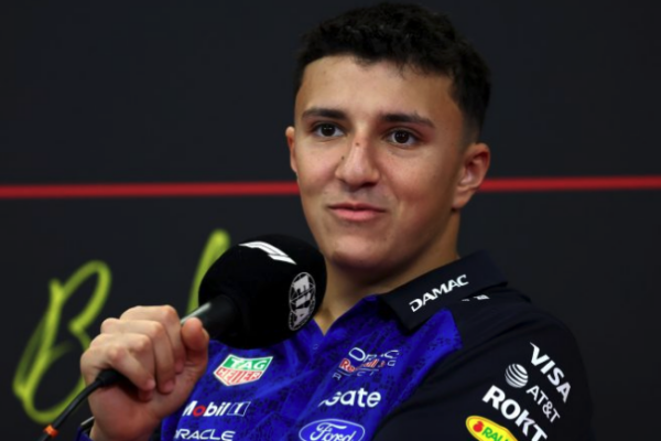 Isack Hadjar au volant de la monoplace Red Bull.