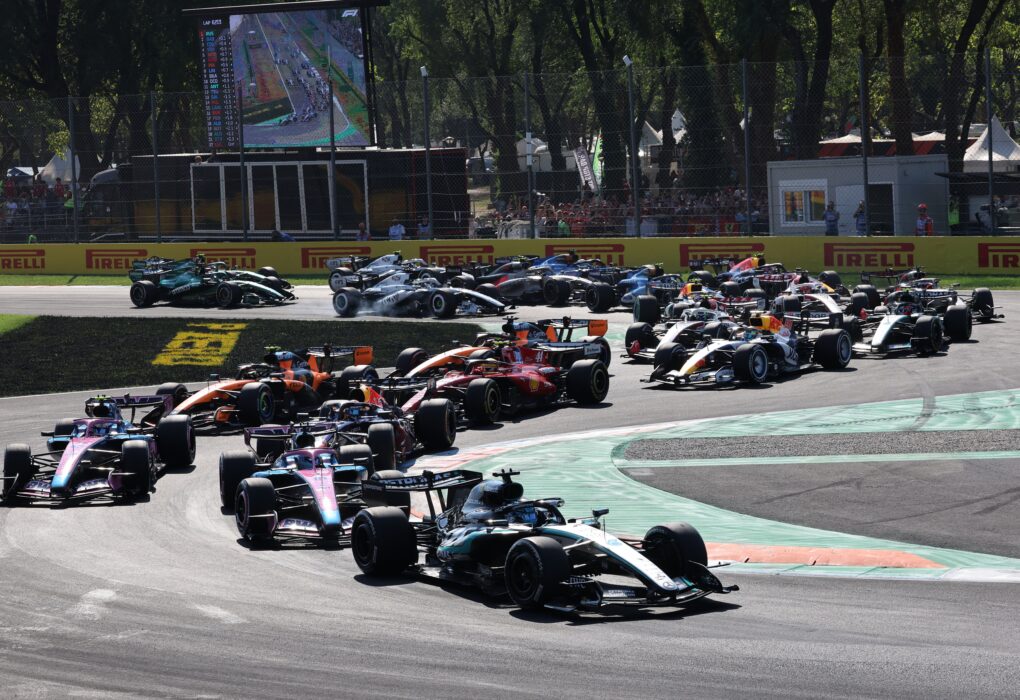 Des monoplaces de Formule 1 disputant un Grand Prix sur un circuit.