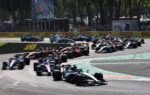 Des monoplaces de Formule 1 disputant un Grand Prix sur un circuit.