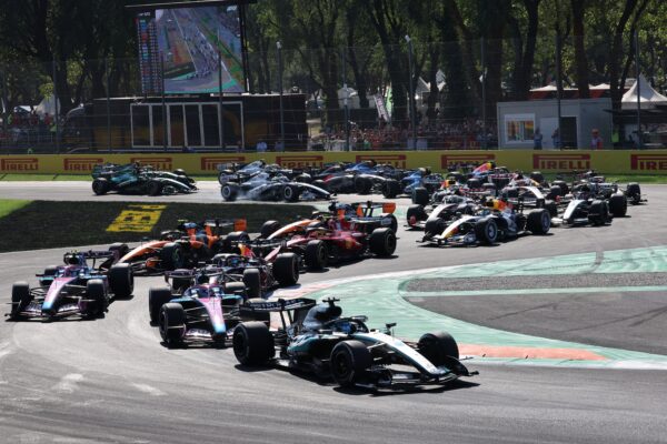 Des monoplaces de Formule 1 disputant un Grand Prix sur un circuit.
