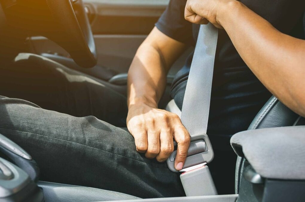 Un chauffeur de taxi espagnol attachant sa ceinture de sécurité avant de prendre la route.