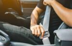 Un chauffeur de taxi espagnol attachant sa ceinture de sécurité avant de prendre la route.