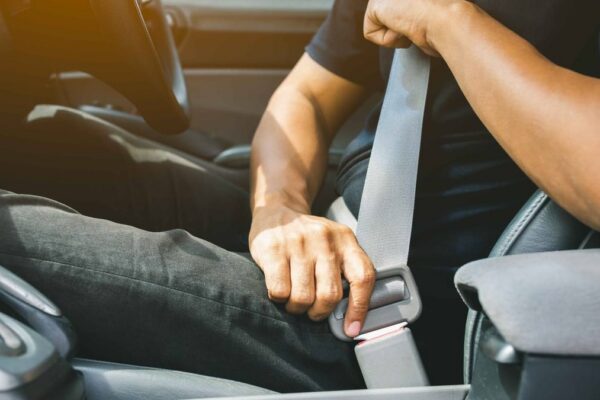 Un chauffeur de taxi espagnol attachant sa ceinture de sécurité avant de prendre la route.