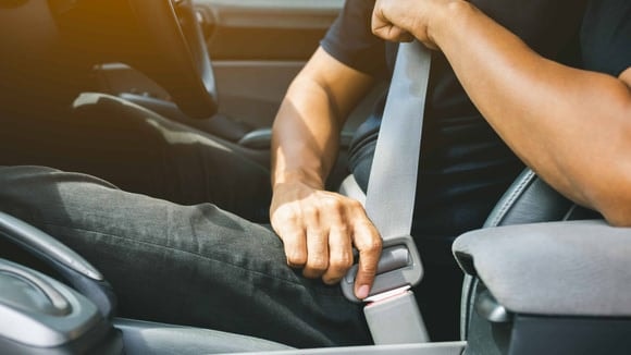 Chauffeurs de taxi, conducteurs de poids lourds et moniteurs d'auto-école espagnols sans ceinture en ville.