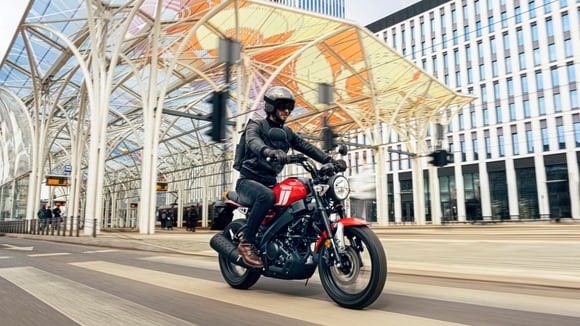 Des motards devront porter des gants homologués dès le 1er octobre.