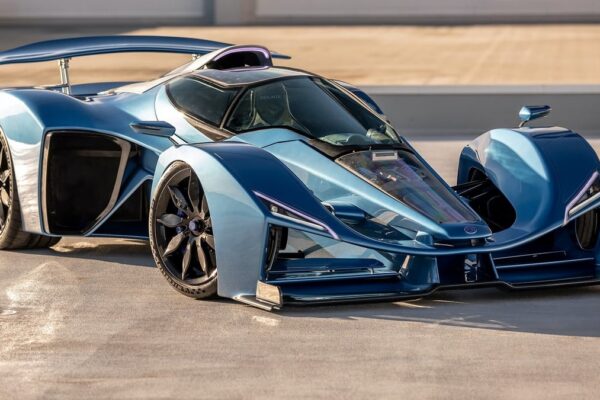 La Delage D12, supercar hybride française dotée d’un habitacle en tandem.