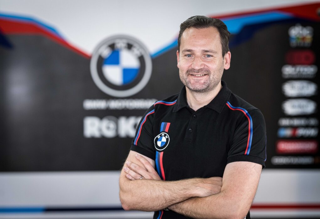 Sven Blusch dans le garage BMW Motorrad lors d’une manche du WorldSBK.
