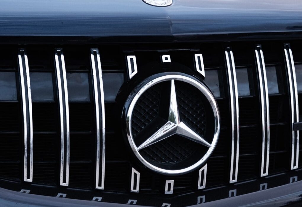 Un véhicule Mercedes-Benz associé au projet d’assistance à la conduite développé avec Wayve.