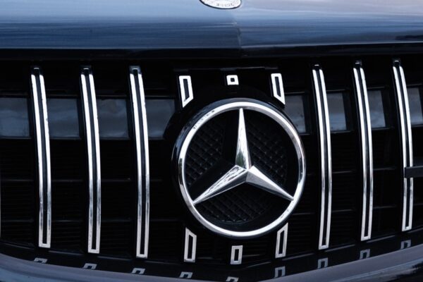 Un véhicule Mercedes-Benz associé au projet d’assistance à la conduite développé avec Wayve.