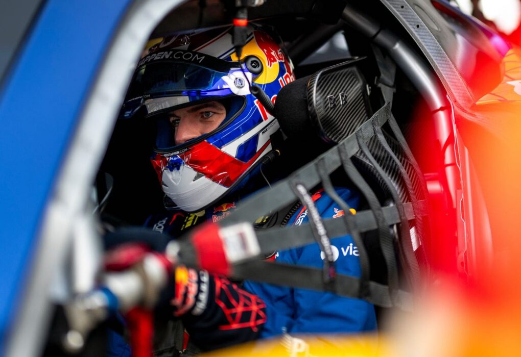 Max Verstappen, pilote Red Bull, dans le paddock.