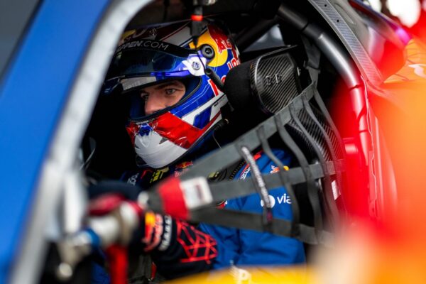 Max Verstappen, pilote Red Bull, dans le paddock.