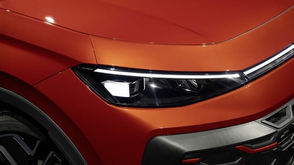 Le Volkswagen T-Roc prend la tête des ventes devant la Dacia Sandero, tandis que le Tesla Model Y remonte.