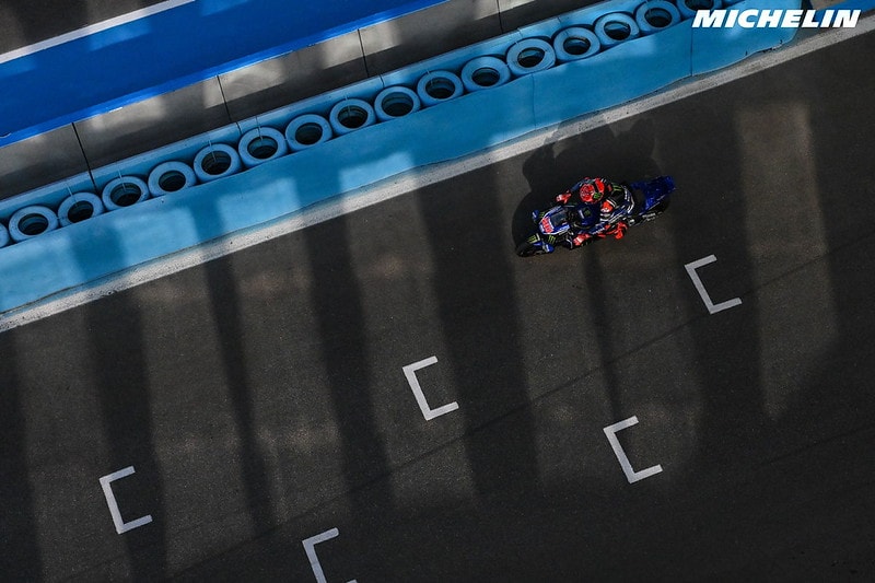 Une moto de MotoGP sur un circuit lors d’un essai de départ.