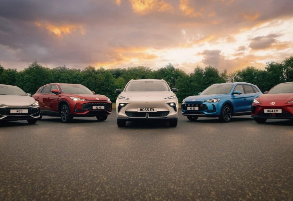 Un véhicule MG présenté dans un espace de vente automobile.