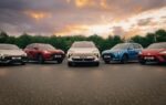 Un véhicule MG présenté dans un espace de vente automobile.