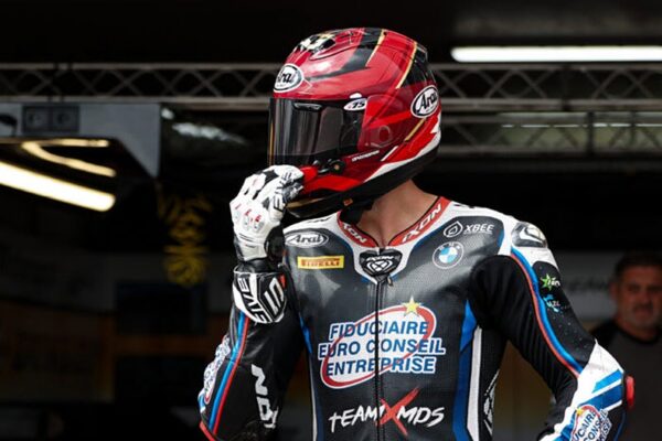 Des pilotes du Championnat de France Superbike en piste lors d'une course.