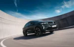 Le Renault Rafale hypnotic dans sa peinture noir forêt satin.