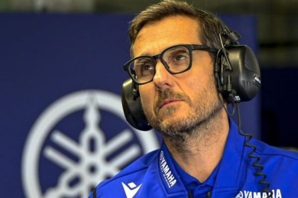 Une Yamaha M1 à moteur V4 engagée en MotoGP.