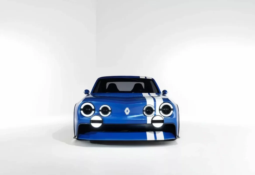 Le coupé électrique Renault 8 Gordini Concept avec ses bandes blanches et ses projecteurs ronds.