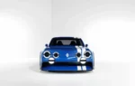Le coupé électrique Renault 8 Gordini Concept avec ses bandes blanches et ses projecteurs ronds.