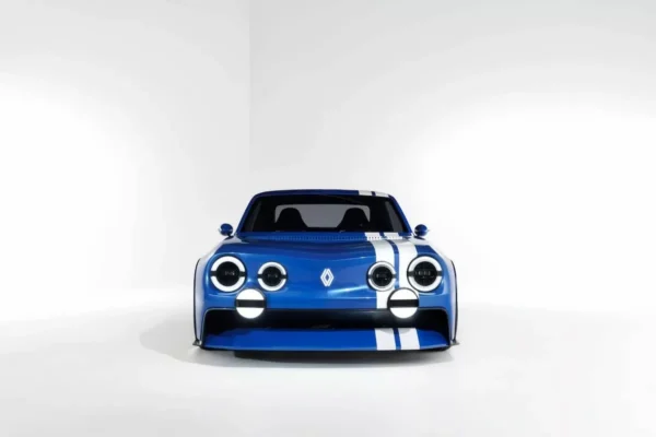 Le coupé électrique Renault 8 Gordini Concept avec ses bandes blanches et ses projecteurs ronds.