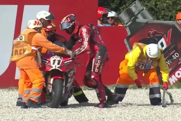 Nicolò Bulega sur sa Ducati lors d'une séance de Superbike à Crémone.