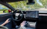 Une Tesla circule sur une route en Belgique lors d'un test de son système de conduite FSD.