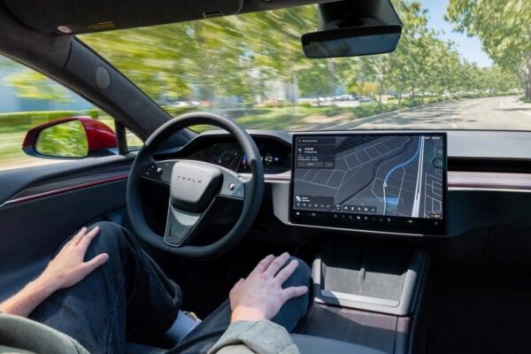 Une Tesla circule sur une route en Belgique lors d'un test de son système de conduite FSD.