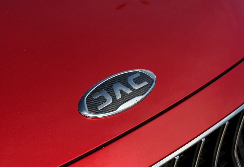 Un camion léger électrique JAC Motors de la gamme N42 EV.