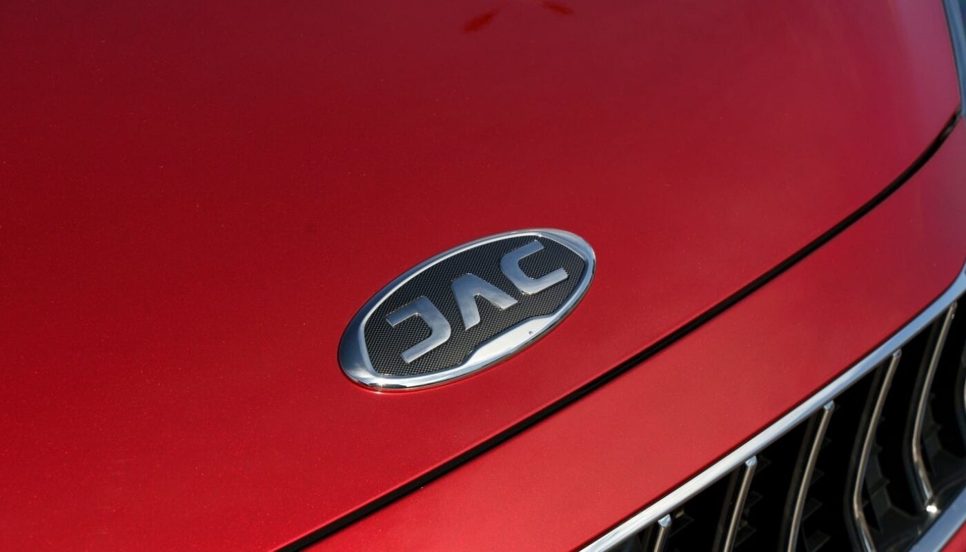 Un camion léger électrique JAC Motors de la gamme N42 EV.