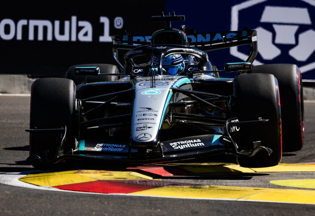 George Russell au volant de sa Mercedes sur le circuit urbain de Bakou.