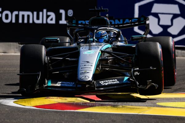 George Russell au volant de sa Mercedes sur le circuit urbain de Bakou.